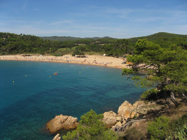 Aurinkotuoleja, rantapyyhkeitä