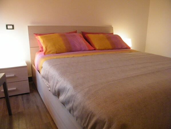 2 bedrooms, iron/ironing board, travel cot, free WiFi