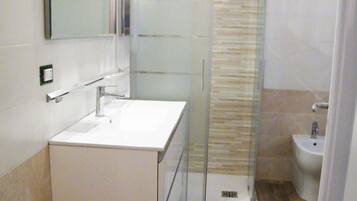 Dusche, Haartrockner, Bidet, Handtücher