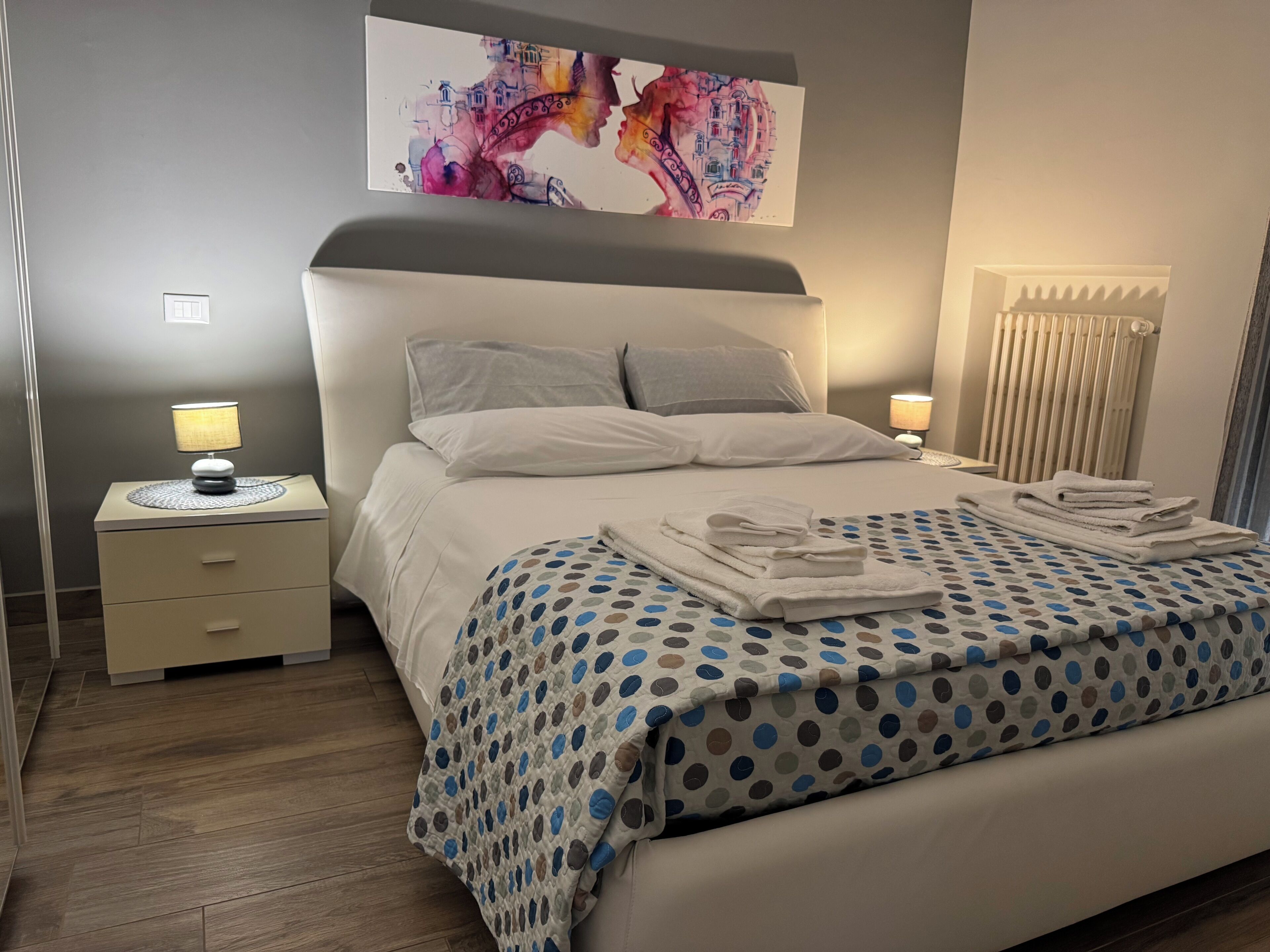 2 habitaciones, tabla de planchar con plancha y cuna de viaje 