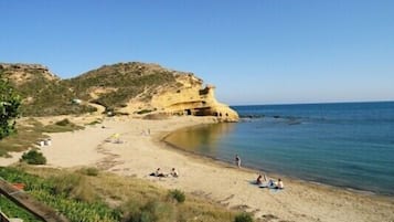 Plage à proximité, chaises longues, serviettes de plage