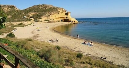 Tadelloses 2-Bett-Haus mit Gemeinschaftspool, Sonnenterrasse, Strand, Bergblick, Wi-Fi
