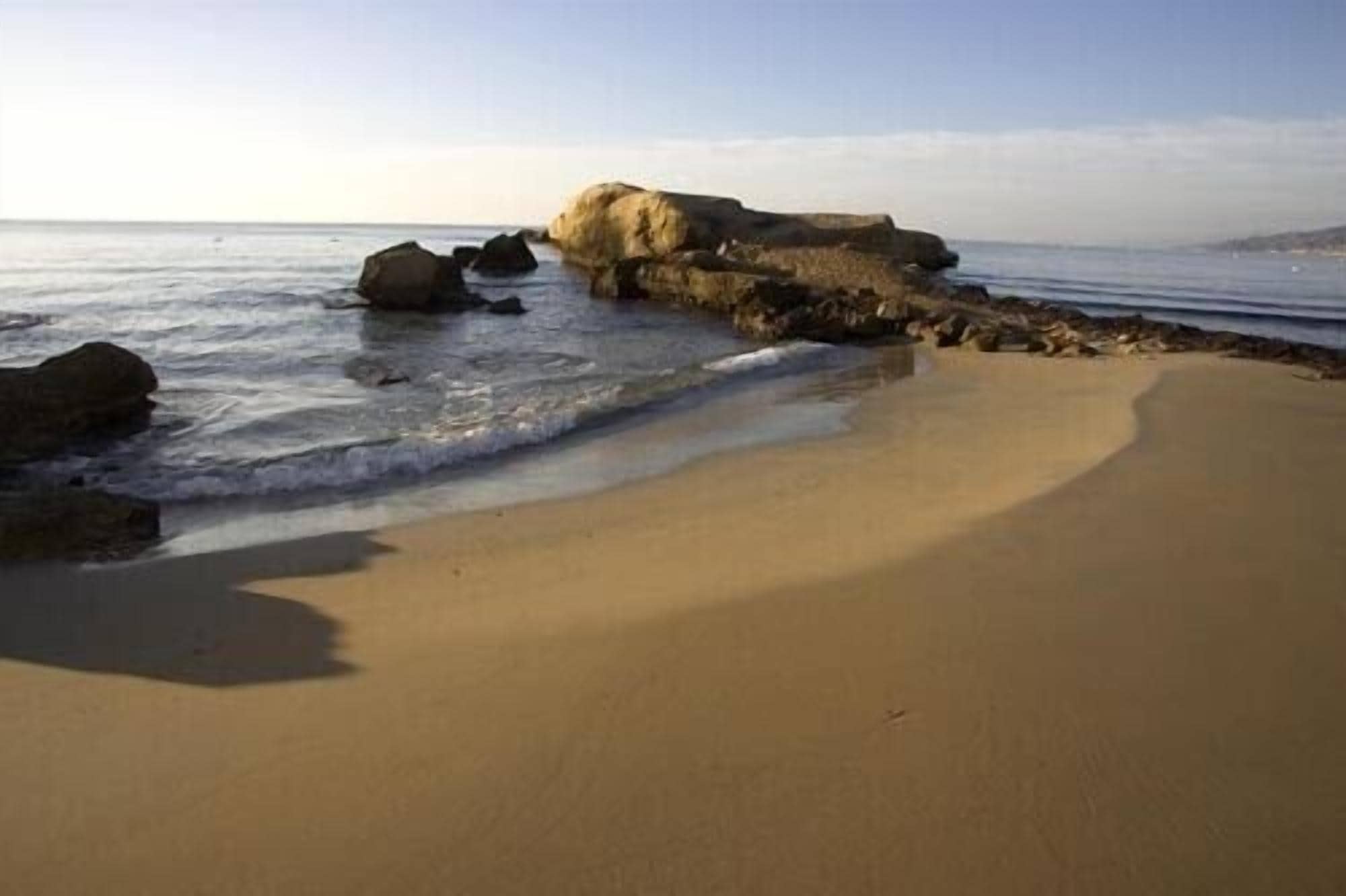Plage à proximité, chaises longues, serviettes de plage