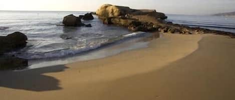 Beach nearby, sun loungers, beach towels