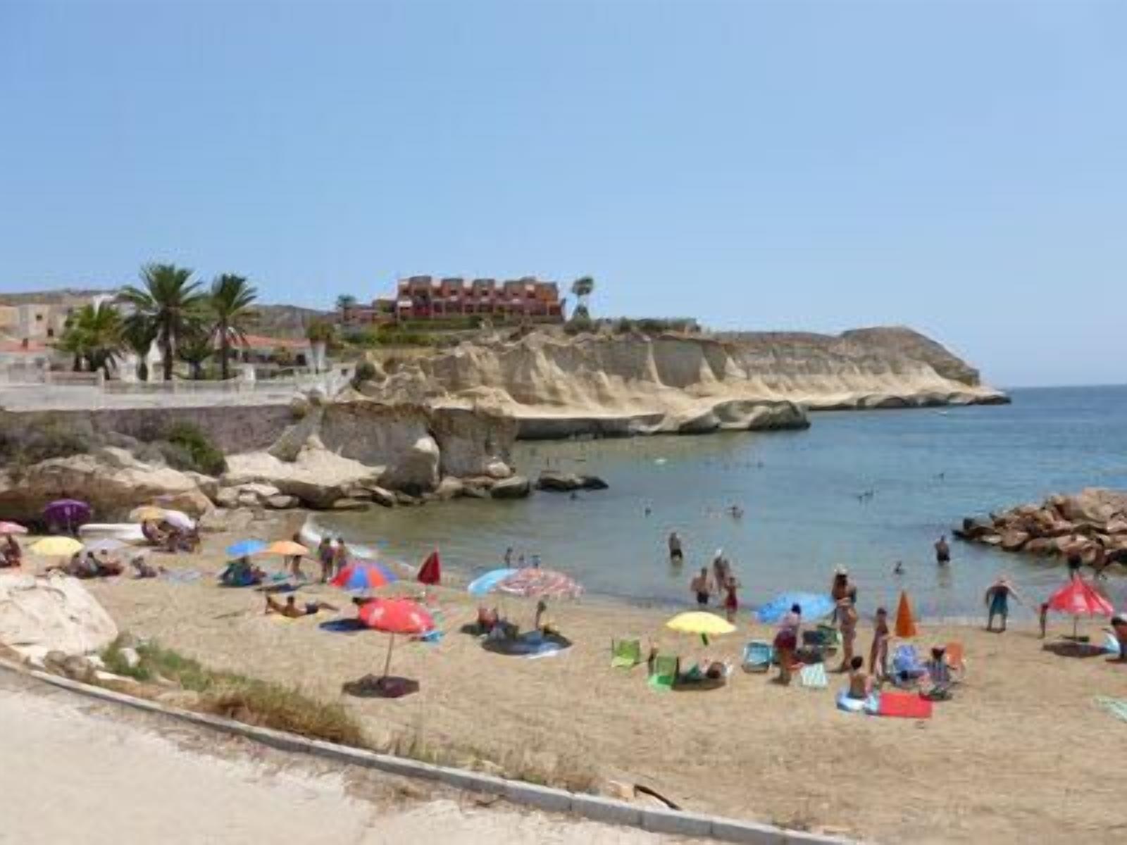 Vlak bij het strand, ligstoelen, strandlakens