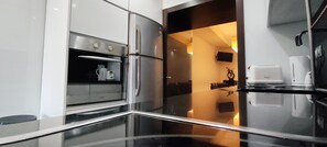 Réfrigérateur, four à micro-ondes, un four, surface de cuisson