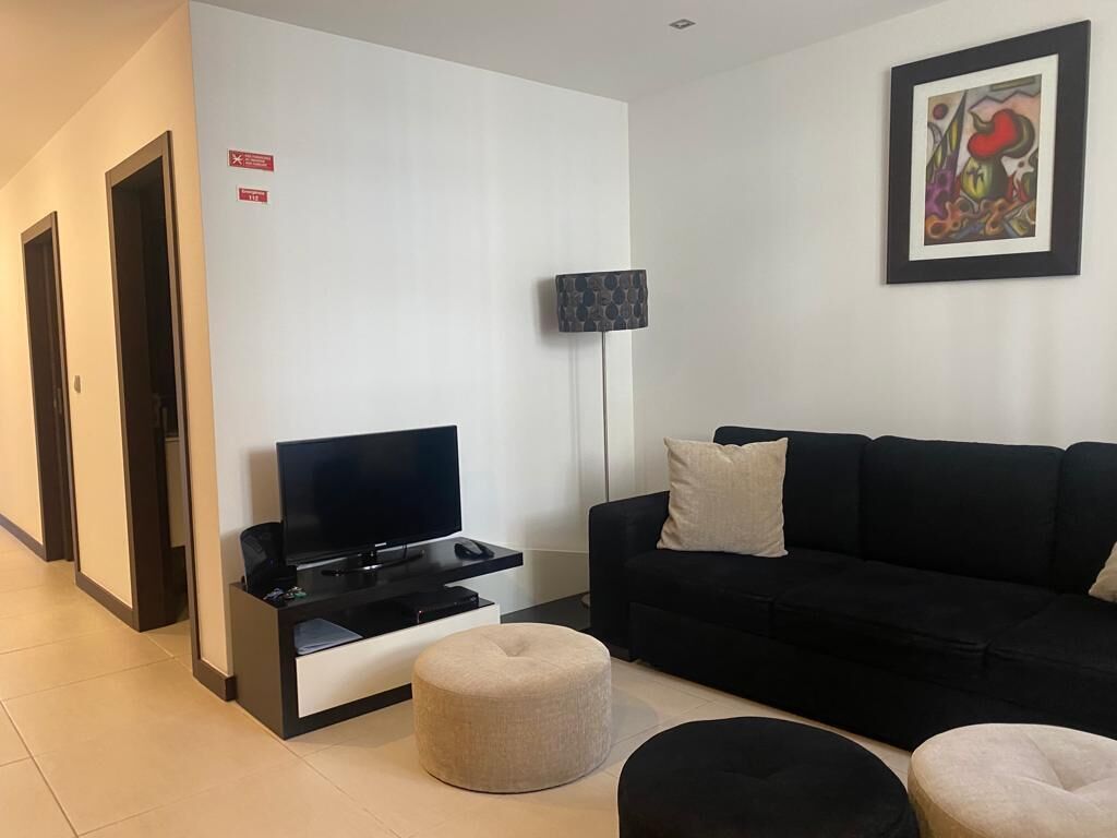 TV connectée, lecteur de DVD, livres, chaîne hi-fi