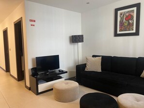 Téléviseur connecté, lecteur de DVD, livres, chaîne audio