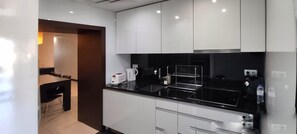 Een koelkast, een magnetron, een oven, een kookplaat