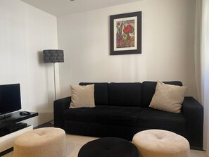 Een smart-tv, een dvd-speler, boeken en een stereo