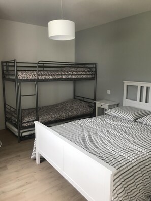 2 habitaciones, tabla de planchar con plancha y ropa de cama