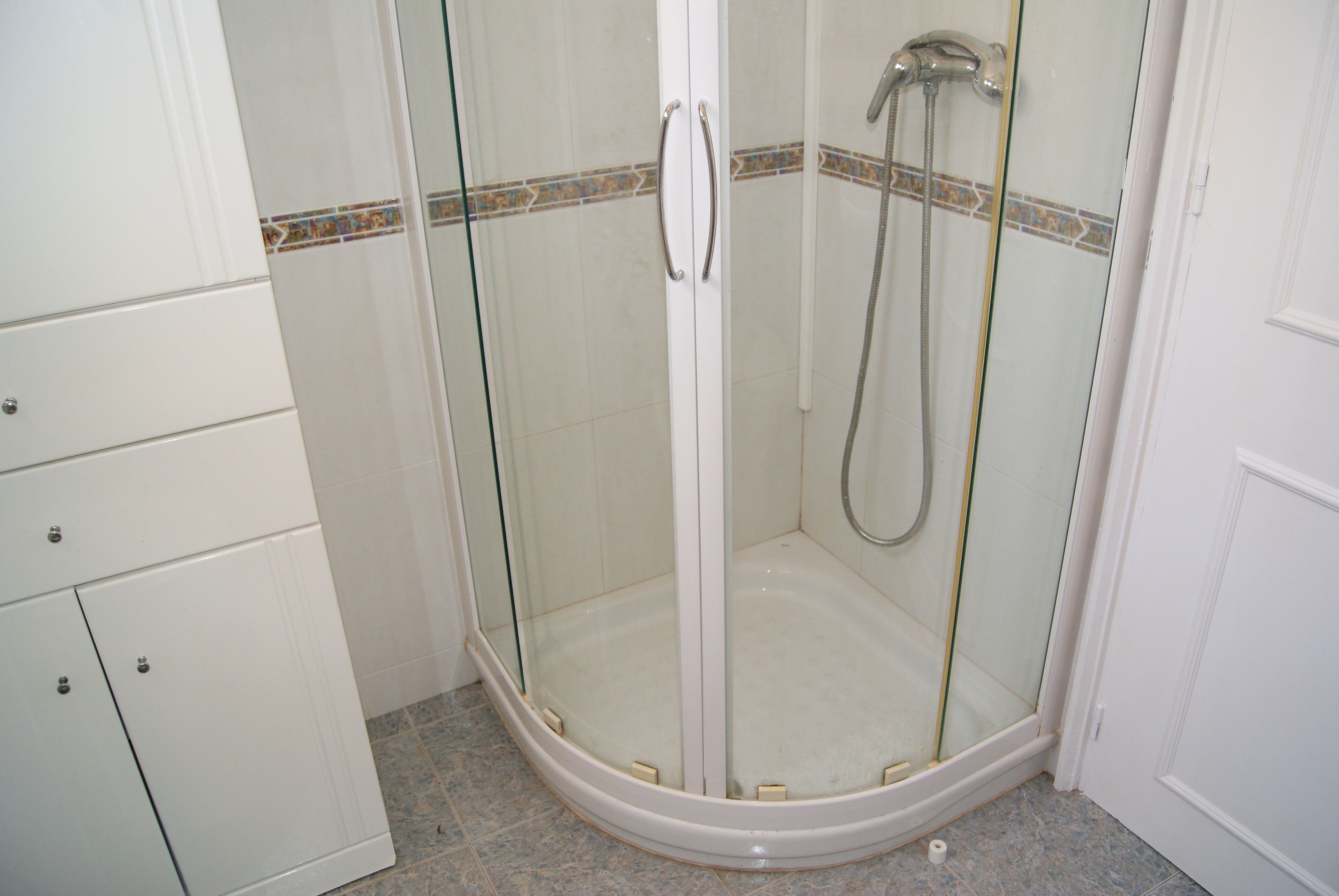 Douche, sèche-cheveux, bidet, serviettes fournies