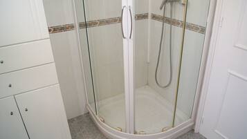 Douche, sĂšche-cheveux, bidet, serviettes fournies
