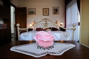 3 habitaciones, escritorio, tabla de planchar con plancha y wifi gratis