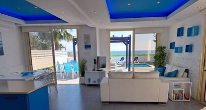 Villa With Private Pool By The Sea