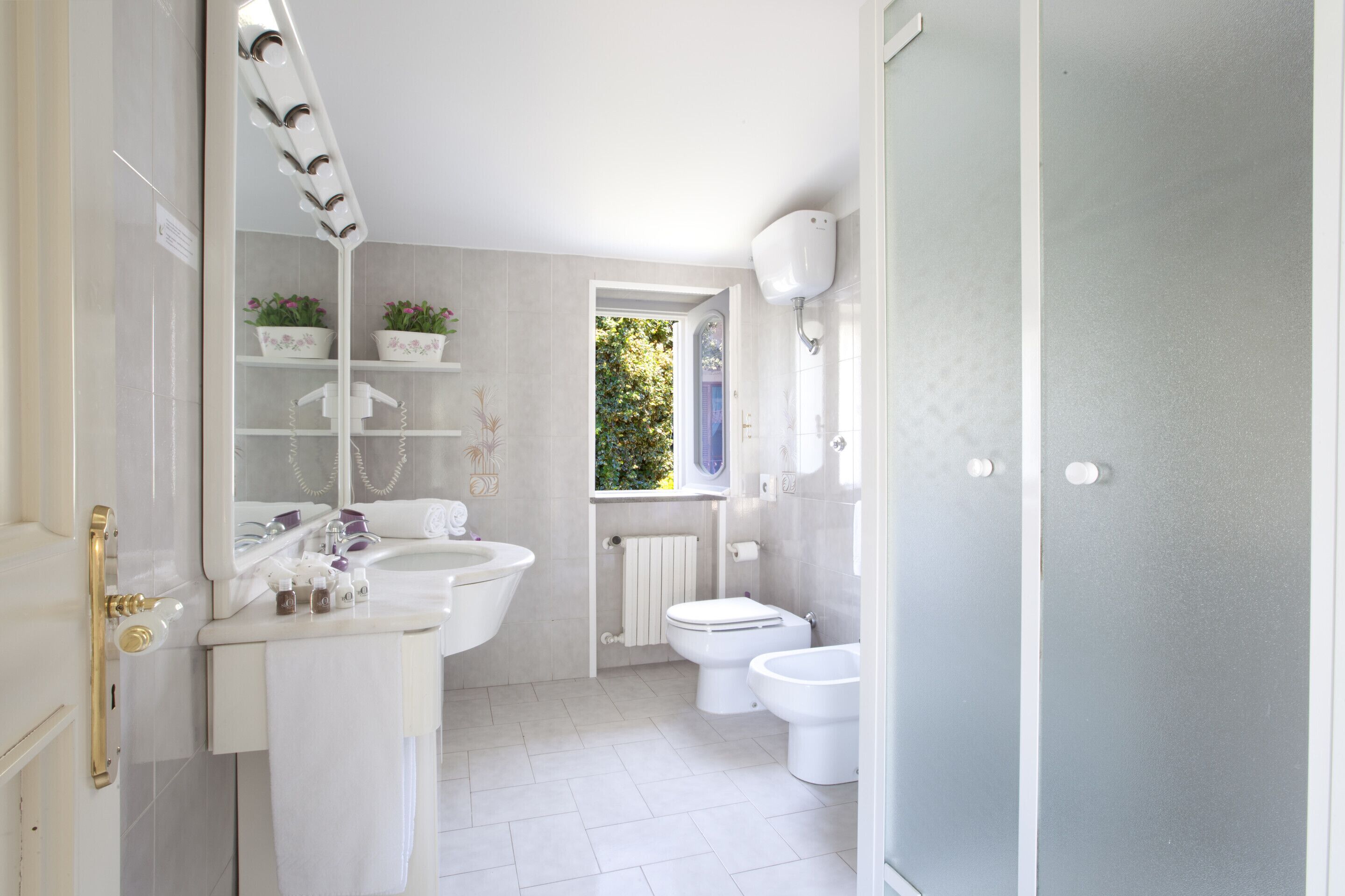 Duschwanne, Haartrockner, Bidet, Handtücher