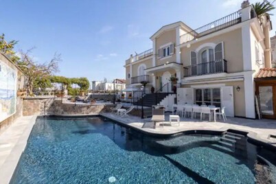 Lovely 6 Bedrooms Villa With Pool, Located few Minutes From Sorrento Center