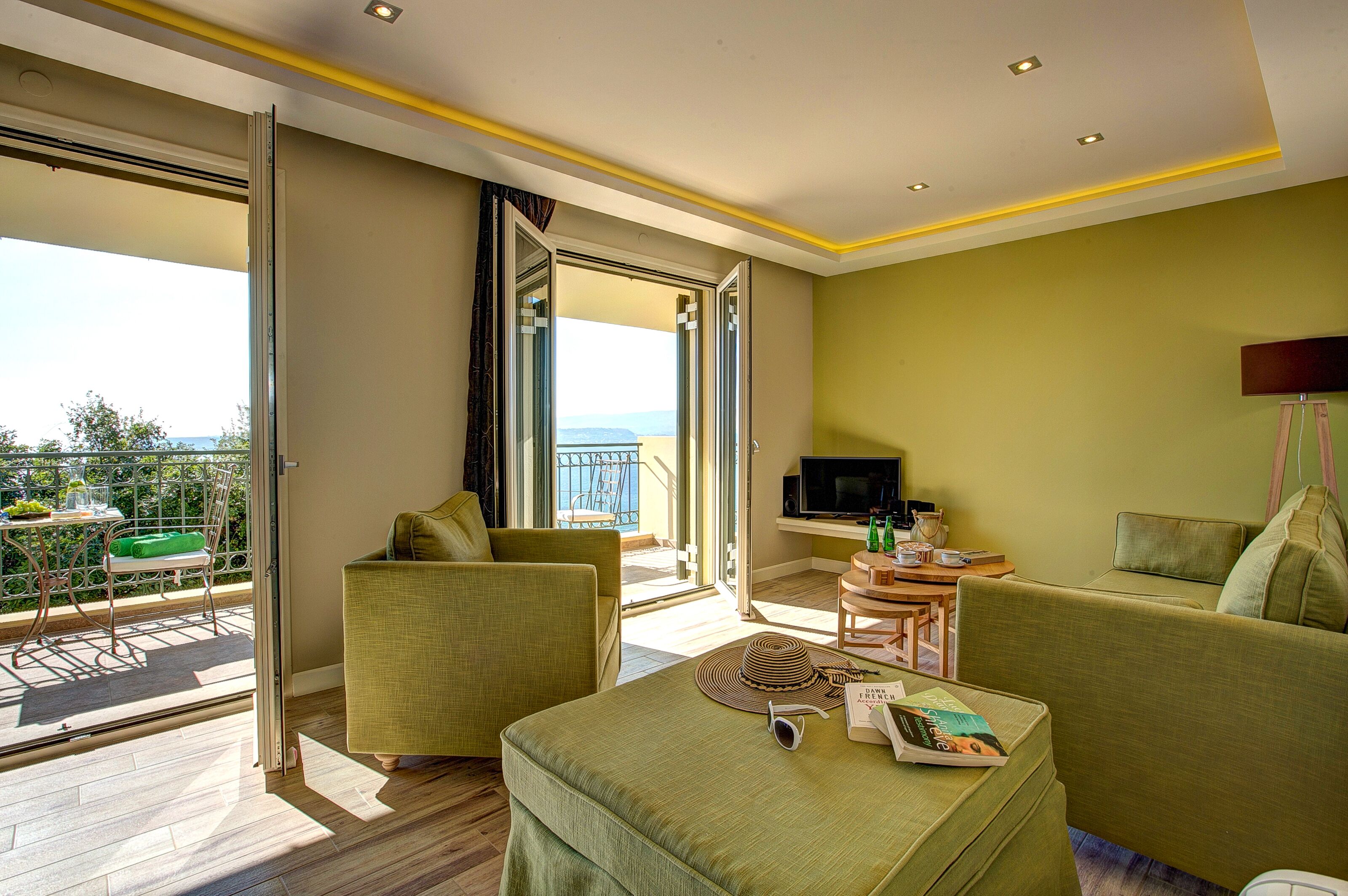 *NEW FOR 2016 * Superb 1 bedroom King Suite walking distance to town and beach.