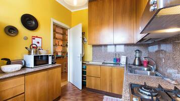 Frigorifero, microonde, forno, piano cottura