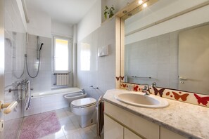 Duschwanne, Haartrockner, Bidet, Handtücher