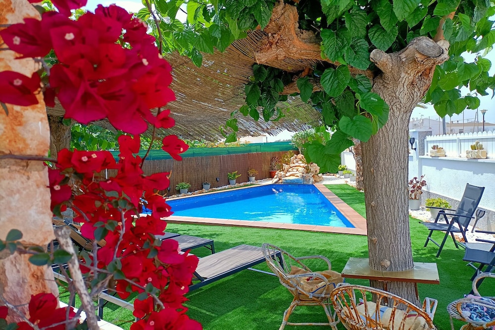 Villa located 500 m from the beach with private pool and large fenced garden