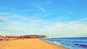 Plage à proximité, chaises longues