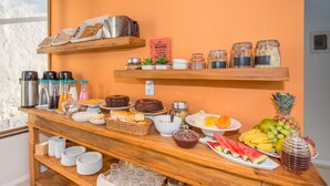 朝食 (ビュッフェ)、毎日提供 (無料)