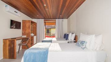 Suíte, sacada | Frigobar, cortinas blackout, Wi-Fi de cortesia, roupa de cama