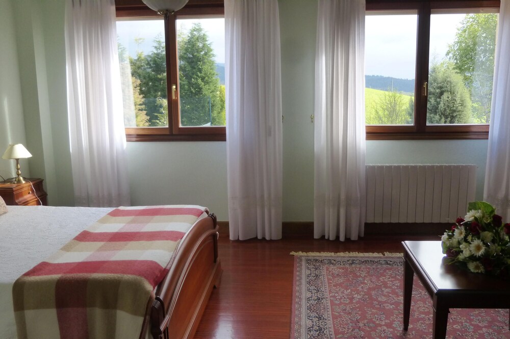 BEAUTIFUL HOUSE IN VALLE DE AYALA WITH GARDEN AND TENNIS COURT