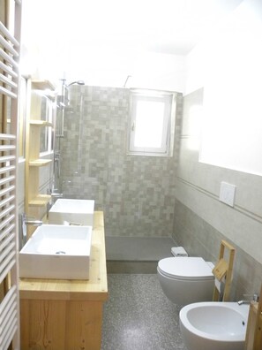 Romantic Double Room, 1 Bedroom, Balcony, Mountain View | Bathroom