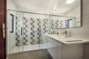Duschwanne, Haartrockner, Bidet, Handtücher