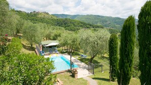 Ein Poolbereich mit Blick auf eine Berglandschaft.