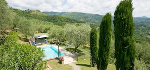 Ein Poolbereich mit Blick auf eine Berglandschaft.