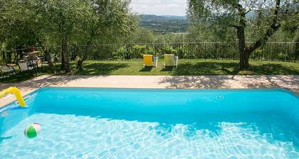 Villa Oliva, Tuscany villa with pool, large private garden, walk to restaurant.