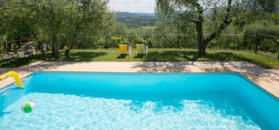 Villa Oliva, Tuscany villa with pool, large private garden, walk to restaurant.