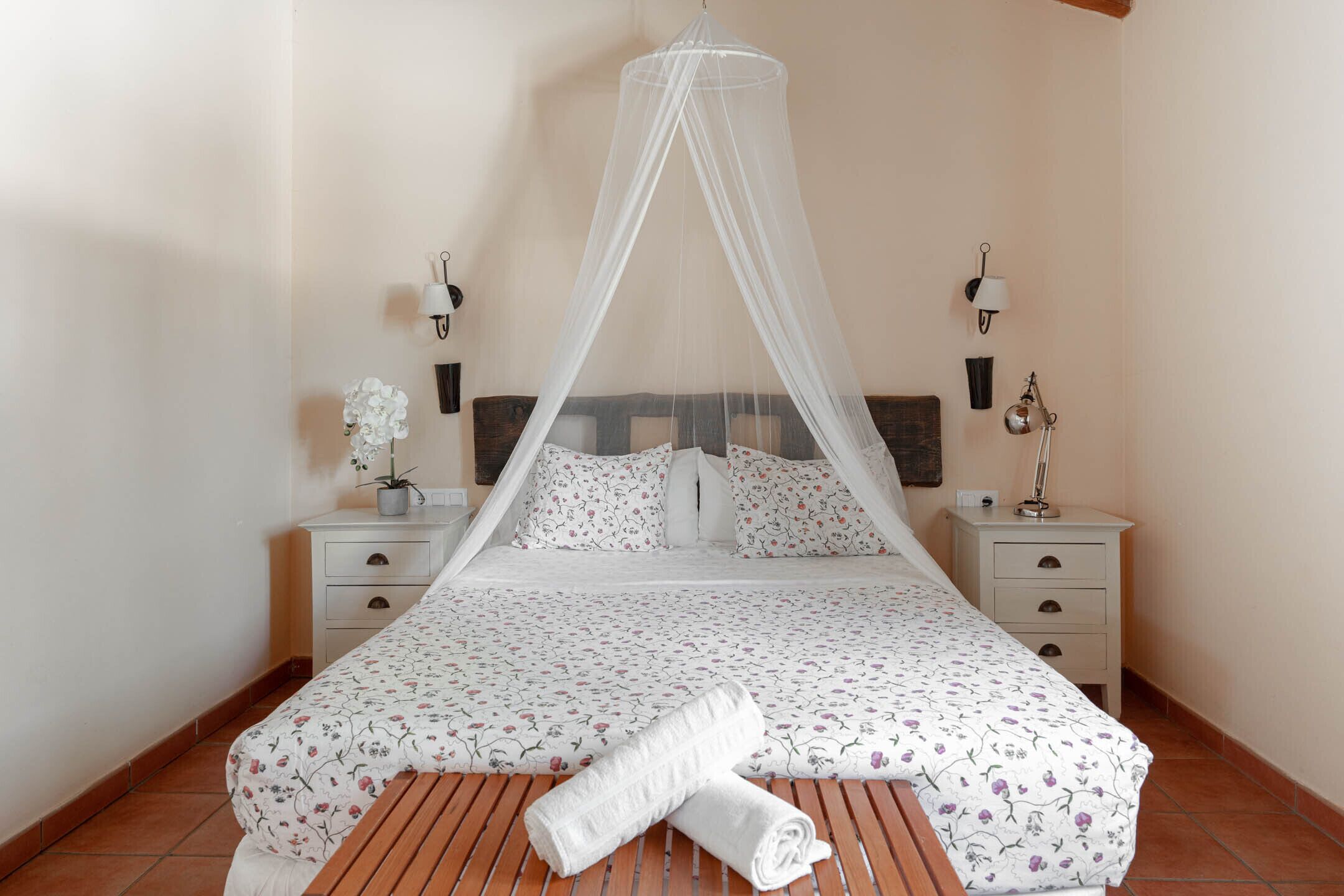 21 bedrooms, WiFi, bed sheets