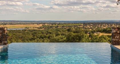 Hütte in traditionellem Korkwald.