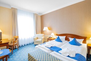 Familie vierpersoonskamer | Individueel gedecoreerd, individueel gemeubileerd, een bureau