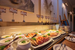 每日供應自助早餐 (費用另計)