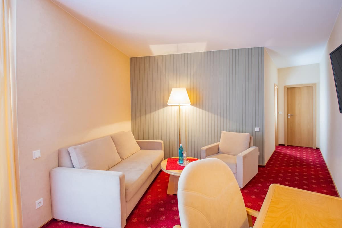 junior suite in annex | 1 bedroom, individually decorated, individually furnished, desk