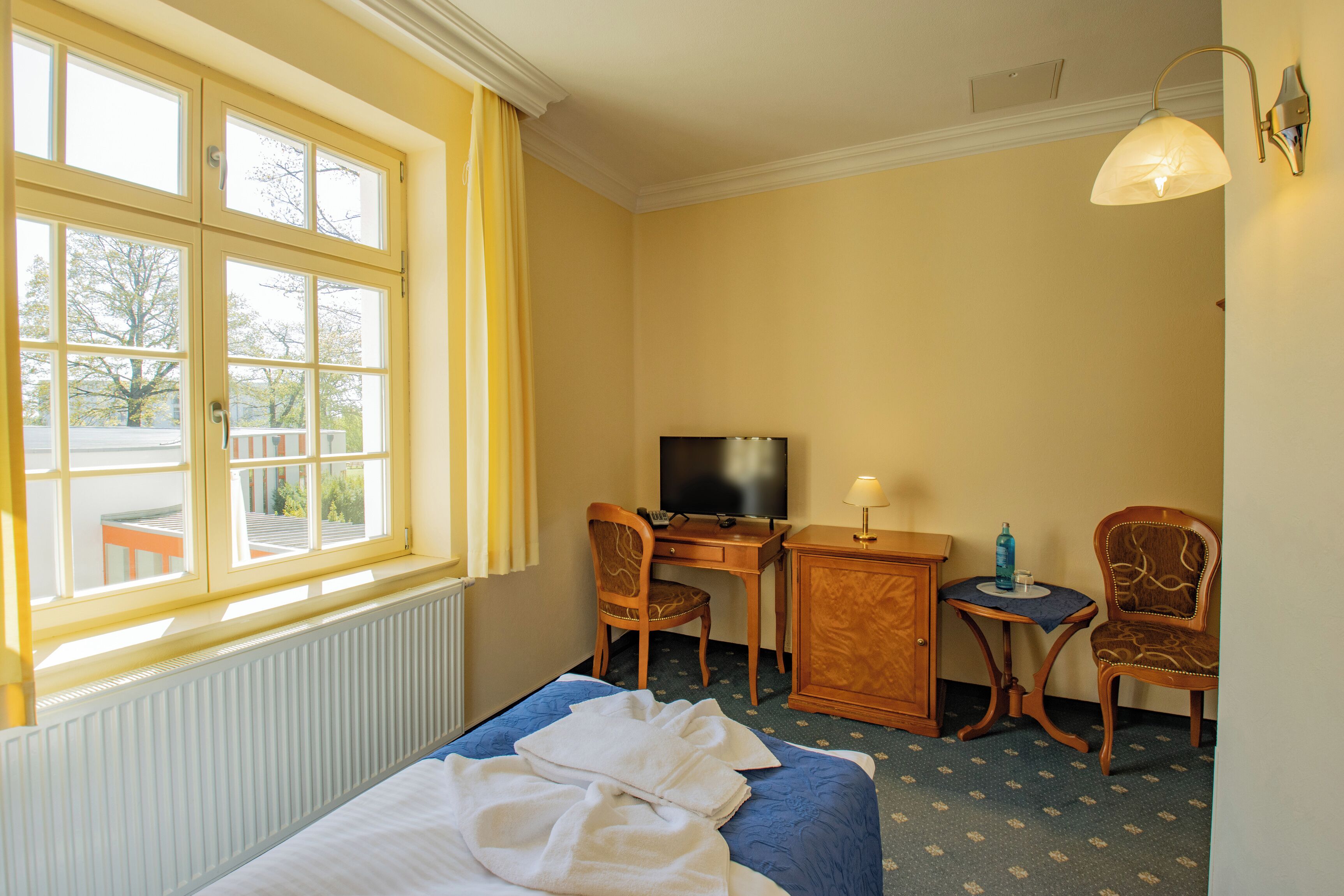 Single Room in Main Building | 特色装修、特色家居、办公桌、笔记本电脑工作区
