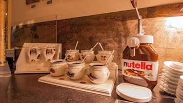 Tägliches Frühstücksbuffet gegen Gebühr
