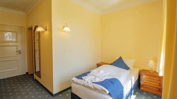 Single Room in Main Building | Individuell dekoriert, individuell eingerichtet, Schreibtisch
