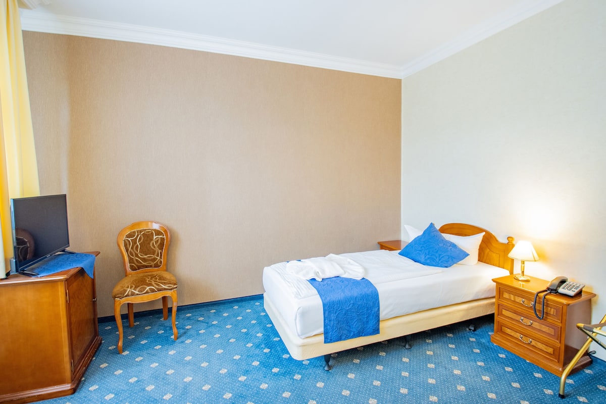 Single Room in Main Building | Individueel gedecoreerd, individueel gemeubileerd, een bureau