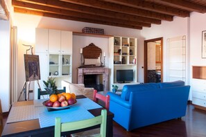 Fernseher, Kamin, Bücher