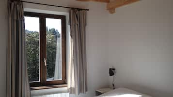 3 bedrooms, desk, iron/ironing board, travel crib