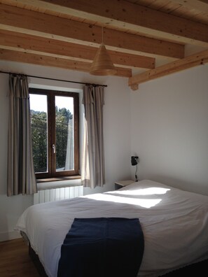 3 bedrooms, desk, iron/ironing board, travel cot