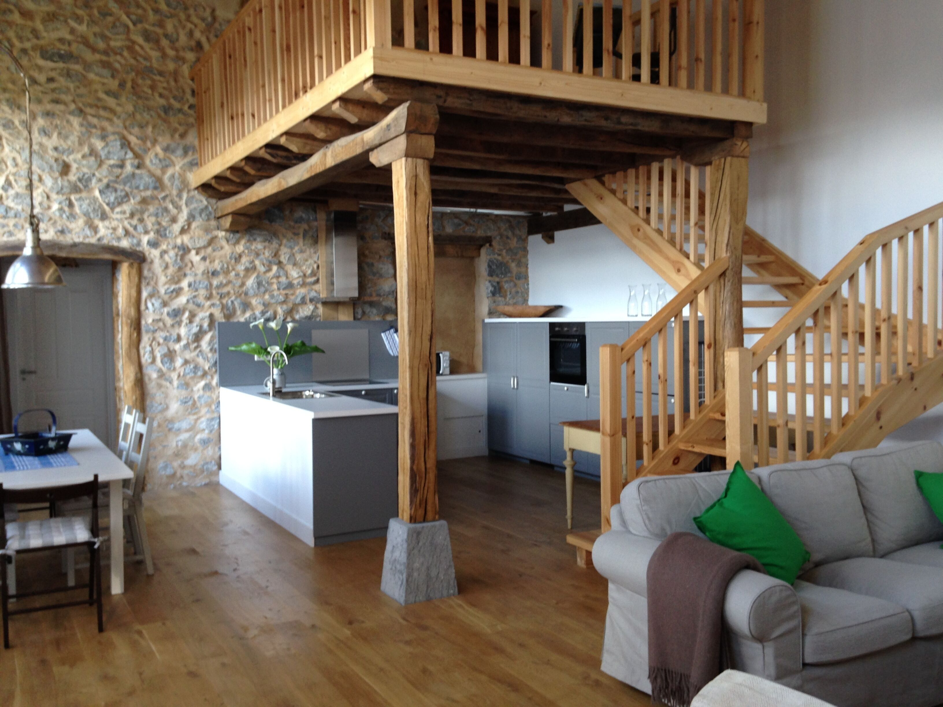 TV, caminetto, lettore DVD, libri