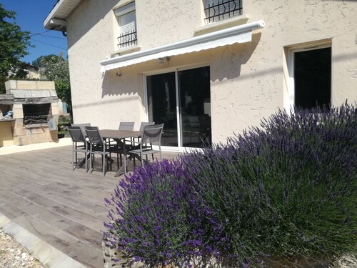 Enclosed air-conditioned house near St Emilion with garden and private pool