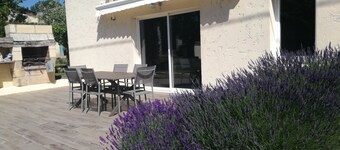 Enclosed air-conditioned house near St Emilion with garden and private pool